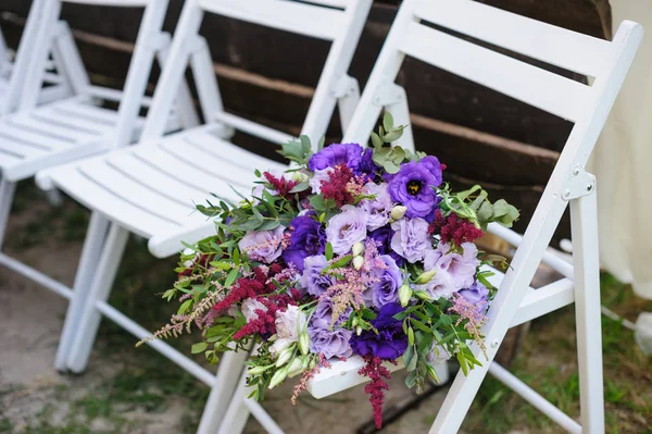 Boda decoración de flores para decorar la ceremonia en el parque — Foto de Stock