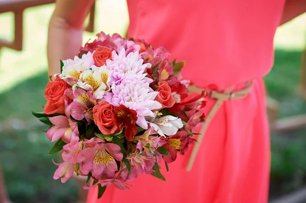 Demoiselle d'honneur tenant bouquet nuptial — Photo