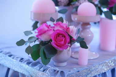 güzel bir restoranda bir düğün masaya çiçek dekoru