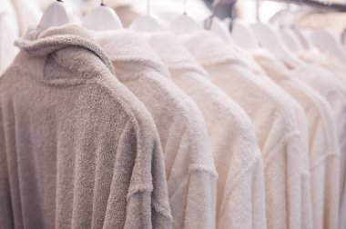 Dolaptaki trempel üzerinde asılı terry bornoz