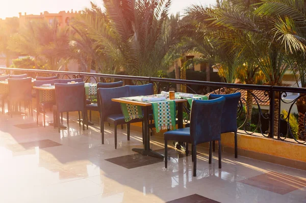 Tavoli nel ristorante egiziano sulla strada — Foto Stock