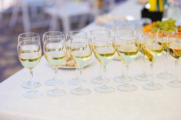 Copas de champán en la mesa para el buffet de bodas —  Fotos de Stock