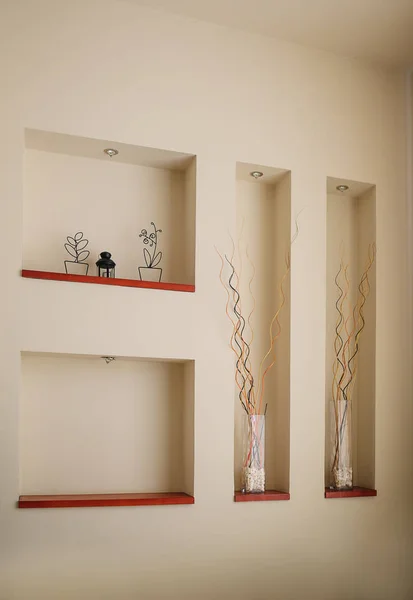 Krásná dekorativní vázy a sochy v místnosti — Stock fotografie