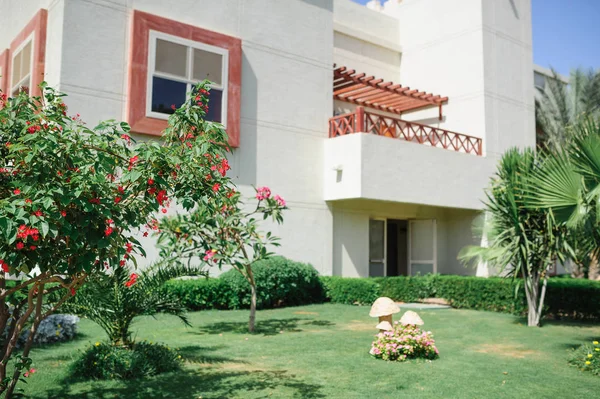 Hermosa casa blanca y el paisajismo — Foto de Stock