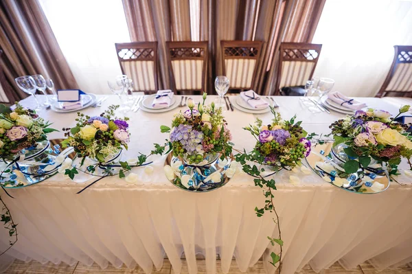 Decoração de flores na mesa de casamento noiva e noivo — Fotografia de Stock