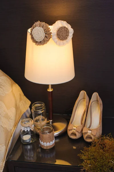 Hochzeitsdekor und Bräutigam Schuhe auf dem Tisch — Stockfoto