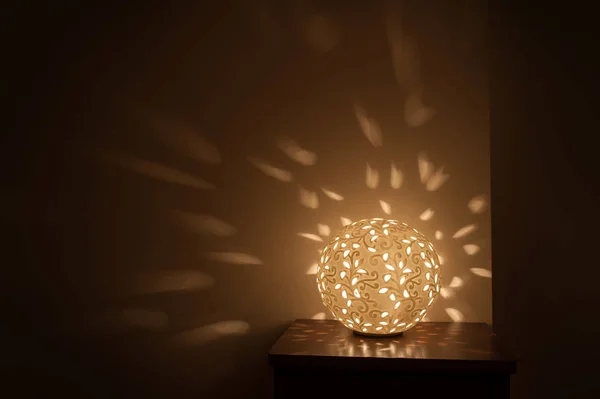 テーブル ランプの夜の光が含まれています。 — ストック写真