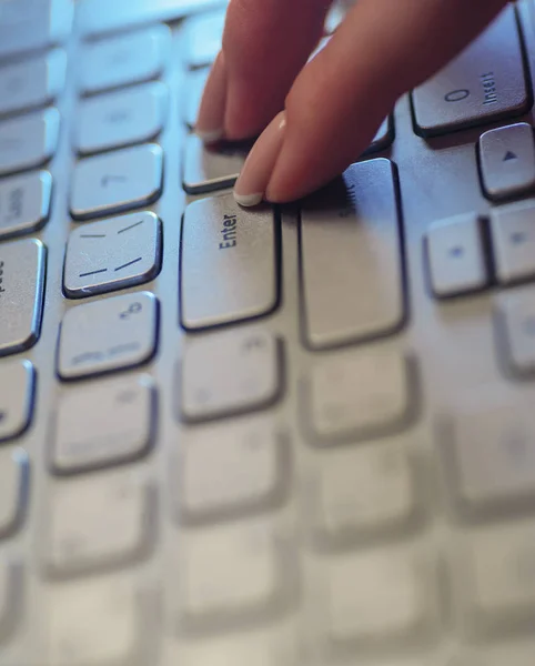 Dedos de mujer en el teclado portátil — Foto de Stock