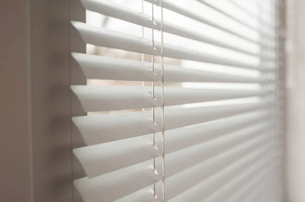 White metal blinds in het kantoor — Stockfoto