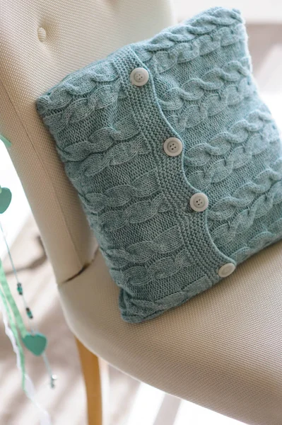 Almohada en funda de almohada en una silla —  Fotos de Stock