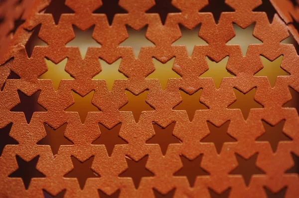 Металлическая текстура с отверстиями в виде звезд — стоковое фото