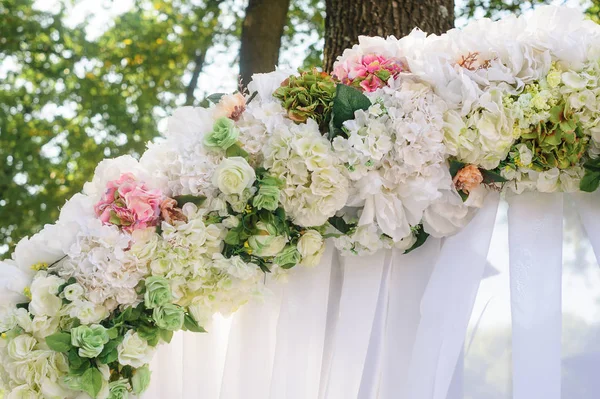 Arcos de casamento elemento de flores brancas e rosa close-up — Fotografia de Stock