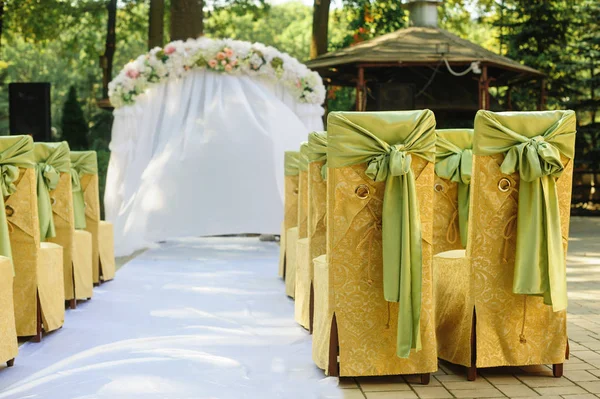Svatební oblouk ve žlutých a zelených barvách, v slunečný den svatební — Stock fotografie