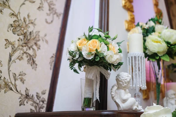 Belo buquê nupcial de flores brancas e amarelas no interior — Fotografia de Stock