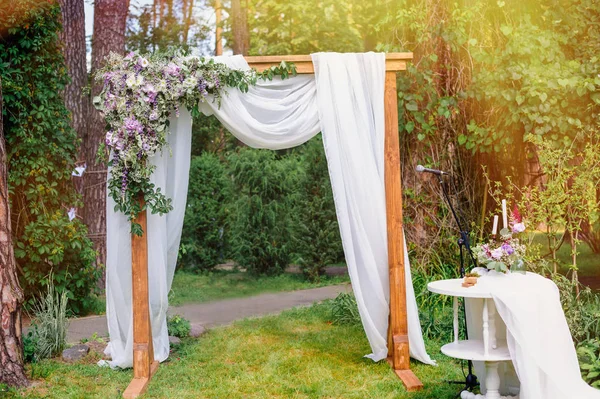 Wedding arch in the style of rustic pine summer park — Stock Photo, Image