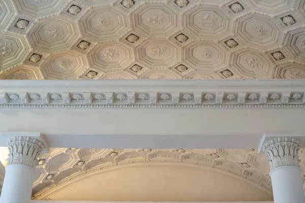 Patrones en un techo blanco moldeado en interiores — Foto de Stock