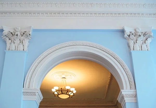 Arco branco em uma parede azul dentro do edifício — Fotografia de Stock