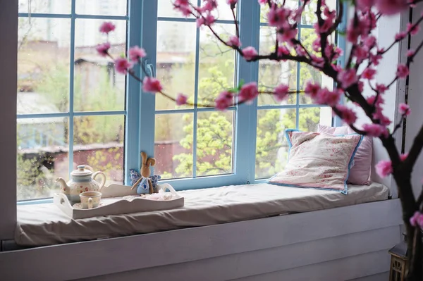 Спаситель с чаем и подушками на окне — стоковое фото