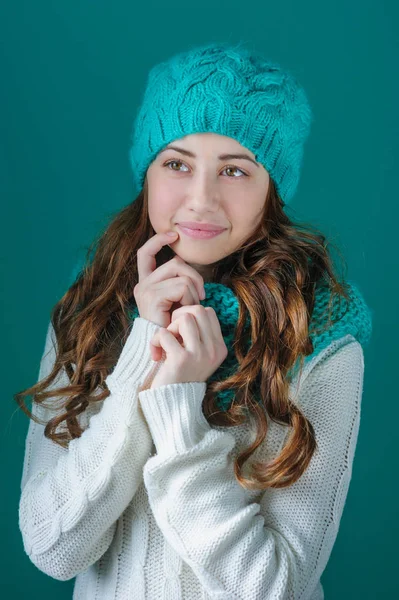 Belle jeune femme en bonnet tricoté posant en studio — Photo