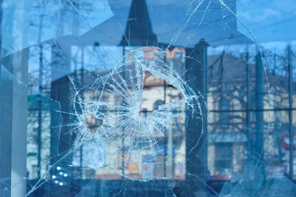 Kugeln durchbohrten Glas im Fenster — Stockfoto