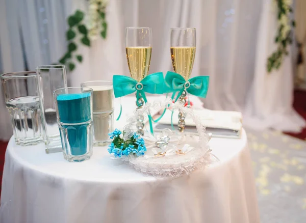 Two glasses with champagne and other attributes for the wedding ceremony — Stock Photo, Image