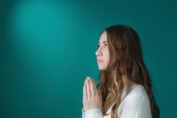 Νεαρή γυναίκα προσεύχεται στο δωμάτιο — Φωτογραφία Αρχείου