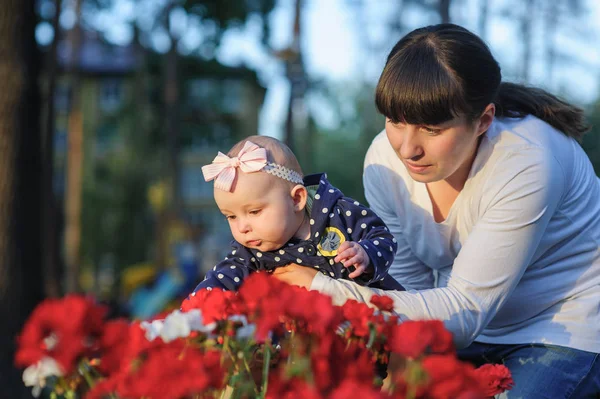 Anne bebek kızı tutar — Stok fotoğraf