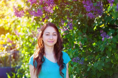 genç kadının yanına Lila ormanda bahar Parkı