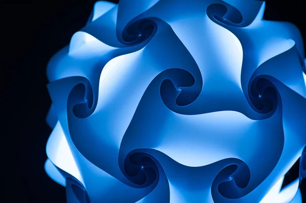 Абстрактный дизайн голубой люстры на черном фоне — стоковое фото