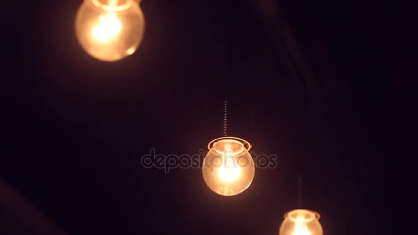 Medföljande lampa i ett mörkt rum — Stockvideo