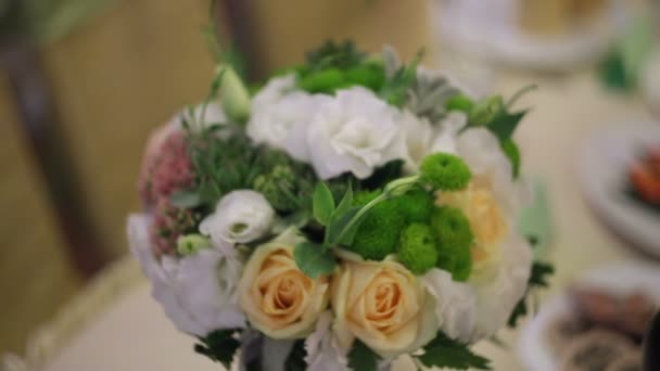Schöner Brautstrauß auf dem Tisch Braut und Bräutigam — Stockvideo