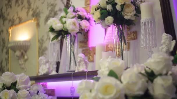 Bruiloft inrichting van witte rozen in een restaurant — Stockvideo