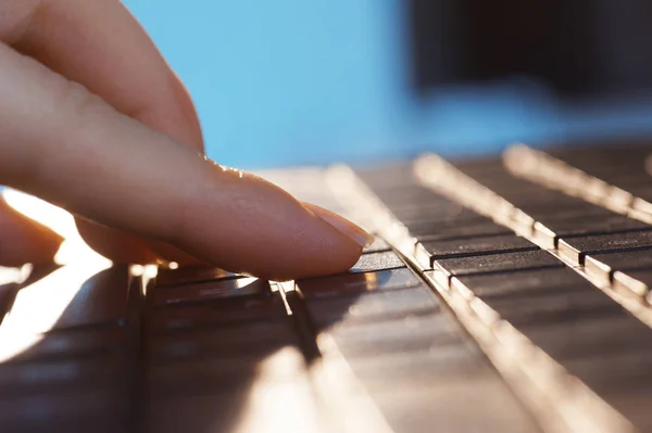 Dedos femeninos en el teclado del ordenador portátil — Foto de Stock