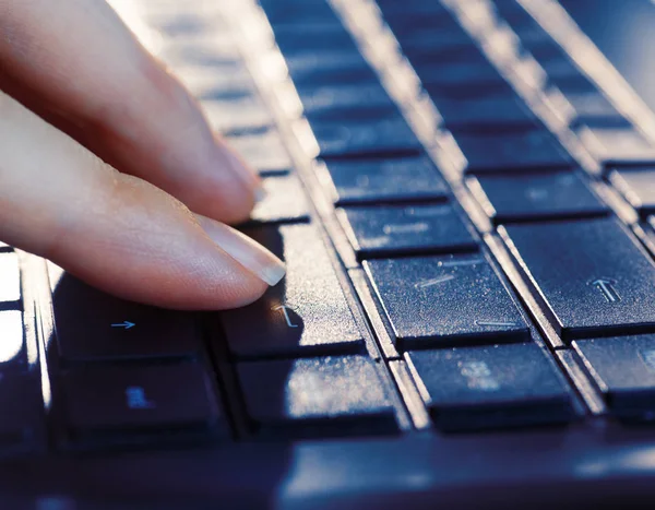 Dedos femeninos en el teclado del ordenador portátil — Foto de Stock