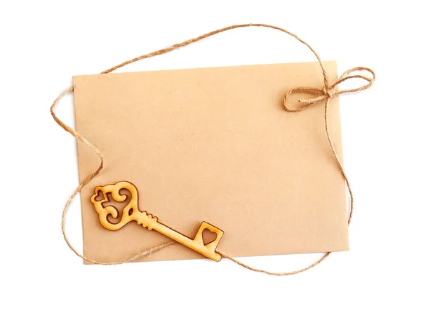List ze sulfátového papíru s klíčem a lana na rám a místo pro text — Stock fotografie