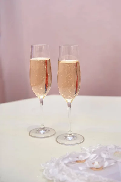 Iki bardak şampanya düğün töreni için masaya — Stok fotoğraf
