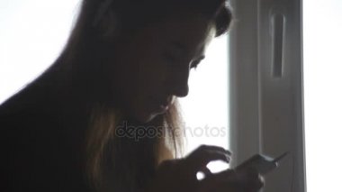 kulaklık müzik pencere yakınındaki güzel kadın