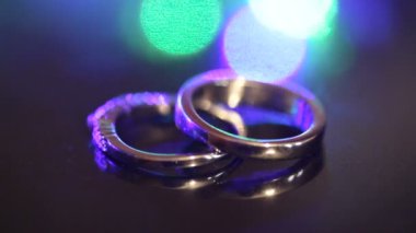 Tablo ve renkli bir bokeh iki altın yüzük