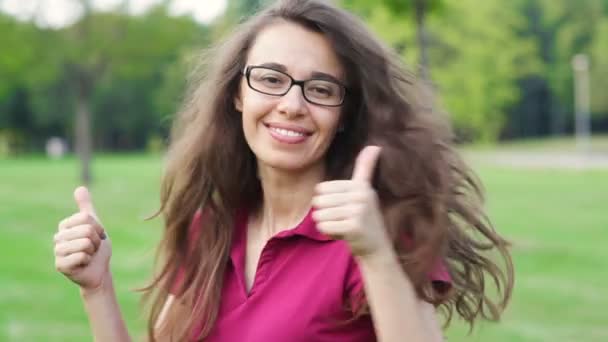 Glad vacker kvinna i snygg svart glas visar tummen upp symbol med två händer — Stockvideo