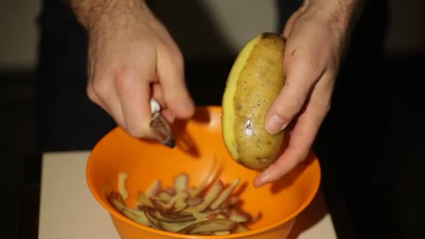 요리사는 부엌에서 감자를 청소 — 비디오