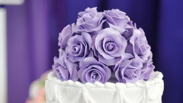 Beautiful cake with lilac flowers on top — Stock Video