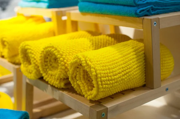 Toalhas amarelas na prateleira no armário — Fotografia de Stock
