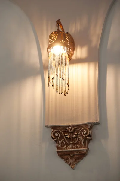 美しい壁内部の装飾的なシャンデリア — ストック写真