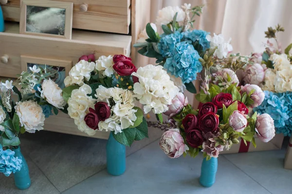 Decorazione di mazzi di fiori in studio per foto in stile rustico — Foto Stock