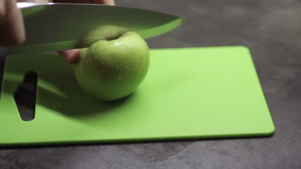 Cook řezy jablka s nožem — Stock video