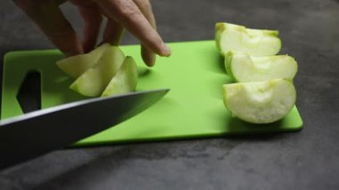 Yemek elma bıçakla keser.