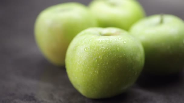 Красиві омиті зелені яблука на столі — стокове відео