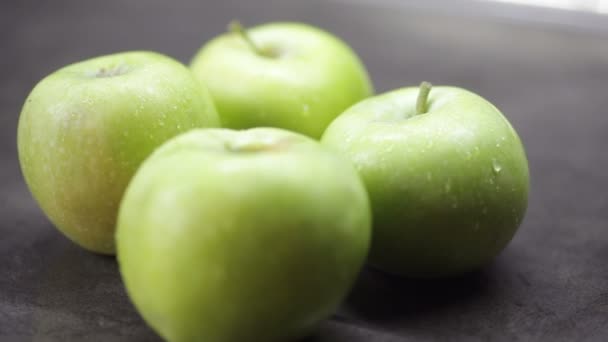 Hermosas manzanas verdes lavadas en la mesa — Vídeos de Stock