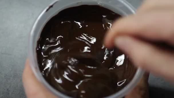 Chocolate derretido no frasco — Vídeo de Stock