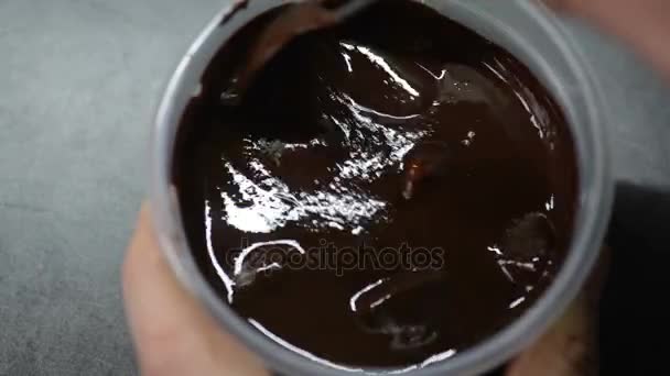 Расплавленный шоколад в банке — стоковое видео
